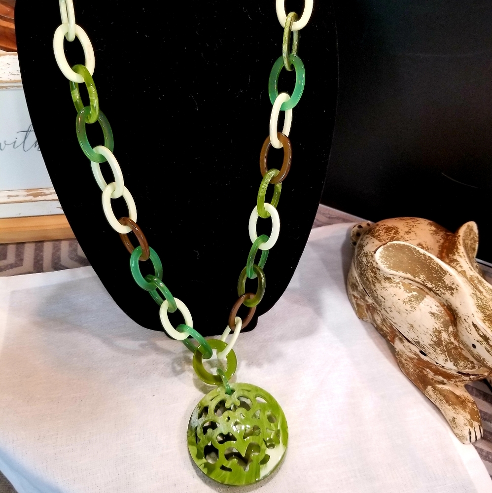 DESIGNER for Nieman Marcus Long Resin Green Chain Link Pendant Necklace NWOT